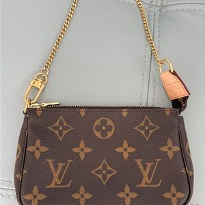 Louis Vuitton Monogram Mini Pochette Accessoires Wristlet/Clutch